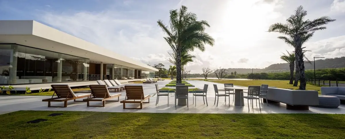 Lounge do clube com vista para a lagoa